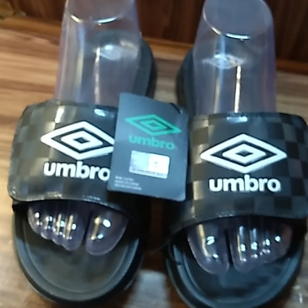 Umbro boys large slides shoes nwt